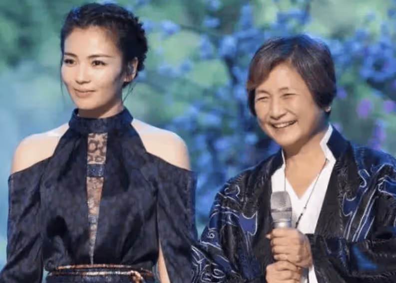 劉濤透露鄭佩佩生活艱難,需他人攙扶生活變得不易,昔日矯健身影消逝了