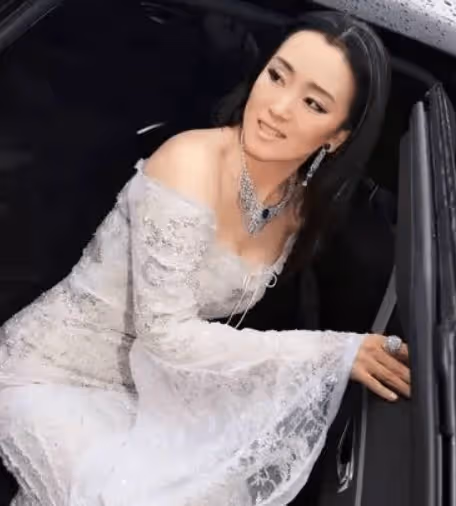 鞏俐被張藝謀放棄，與香商離婚，愛上法國人只嫁給愛情