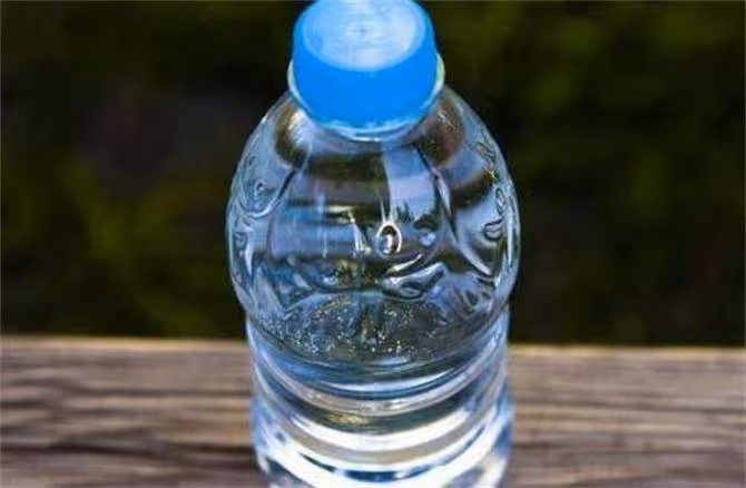 礦泉水過期了可以喝嗎?瓶裝水也有保質期!喝了過期的水有事嗎?