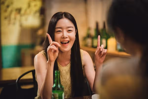 5年沒有聯繫的女同學「突然約我吃飯」，我也答應赴約了，誰知道當天她全家人都來了，我只好硬著頭皮買單！事後「我接到1通電話」聽完愣住了…