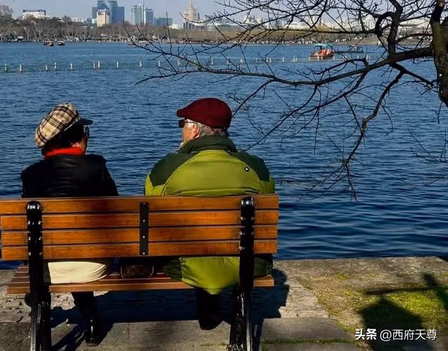 5年沒有聯繫的女同學「突然約我吃飯」，我也答應赴約了，誰知道當天她全家人都來了，我只好硬著頭皮買單！事後「我接到1通電話」聽完愣住了…