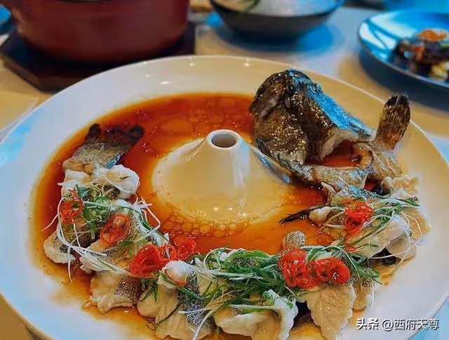 5年沒有聯繫的女同學「突然約我吃飯」，我也答應赴約了，誰知道當天她全家人都來了，我只好硬著頭皮買單！事後「我接到1通電話」聽完愣住了…