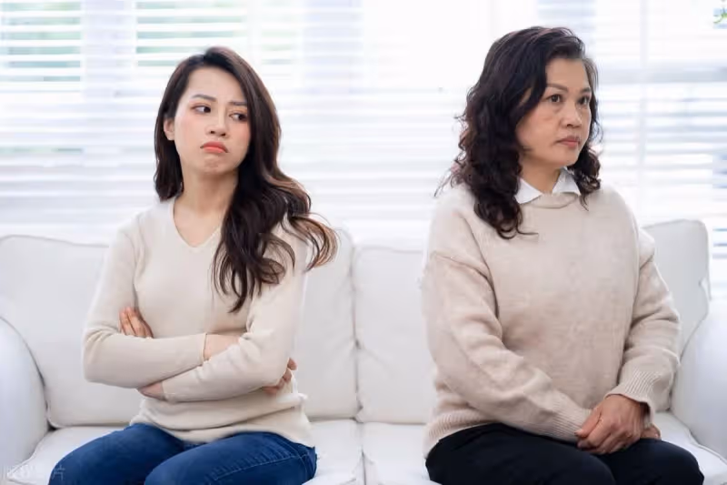 婆婆偏愛小叔又嫌棄我女兒！公公離世後「她把600萬存款全都給小叔」，老公心寒斷聯「突接到婆婆虛弱電話」好兩難，我笑笑回他們「好啊明天搬回去」下秒卻被掛斷電話，老公直誇我聰明