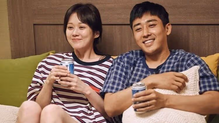 靠娘家資助買房！下班回家「撞見婆婆帶他來住」，我一氣之下「買機票出遊」7天後回家時…完全認不出