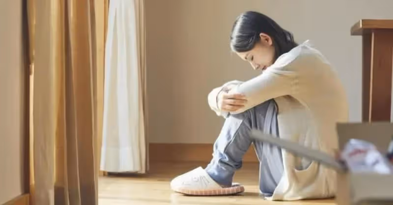 我當年「因為未婚懷孕結婚」爸媽超反對我出嫁！沒過幾年老公真的出軌「我離婚跑回娘家住」…住3天卻「連續3個晚窗戶離奇被打開」！第4晚我裝睡著「半夜偷偷張開眼睛」一看崩潰了…