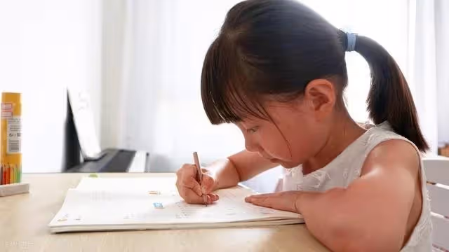 我當年「因為未婚懷孕結婚」爸媽超反對我出嫁！沒過幾年老公真的出軌「我離婚跑回娘家住」…住3天卻「連續3個晚窗戶離奇被打開」！第4晚我裝睡著「半夜偷偷張開眼睛」一看崩潰了…