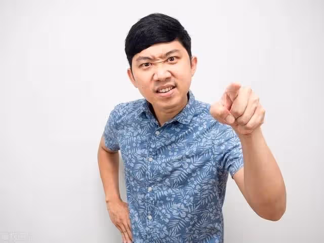 我當年「因為未婚懷孕結婚」爸媽超反對我出嫁！沒過幾年老公真的出軌「我離婚跑回娘家住」…住3天卻「連續3個晚窗戶離奇被打開」！第4晚我裝睡著「半夜偷偷張開眼睛」一看崩潰了…