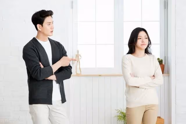 我當年「因為未婚懷孕結婚」爸媽超反對我出嫁！沒過幾年老公真的出軌「我離婚跑回娘家住」…住3天卻「連續3個晚窗戶離奇被打開」！第4晚我裝睡著「半夜偷偷張開眼睛」一看崩潰了…