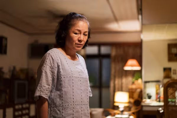 我當年「因為未婚懷孕結婚」爸媽超反對我出嫁！沒過幾年老公真的出軌「我離婚跑回娘家住」…住3天卻「連續3個晚窗戶離奇被打開」！第4晚我裝睡著「半夜偷偷張開眼睛」一看崩潰了…