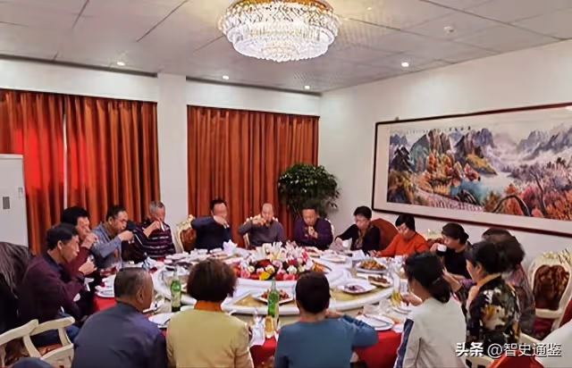 以前我們班感情很好！ 到現在都還「每年辦同學會」持續了幾十年，今年聚餐時間快到了，班長突然在群組裡宣布：「今年開始改成AA制，每人請交1200元！」 我覺得也很合理，沒想到幾個小時後「我再打開群組」傻