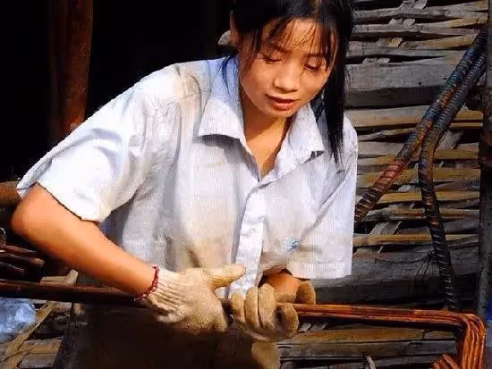 我受傷後被公司辭退，妻子為了家計「到大城市當保姆」，2年來只寄錢回家，卻從沒回來過。我擔心下抱著孩子去探望，「推開門看到妻子」，瞬間泣不成聲...
