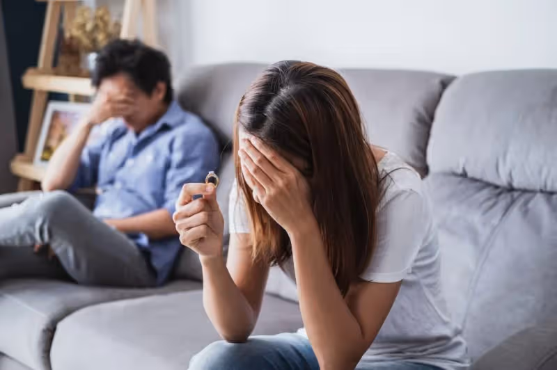 前陣子我不斷在公司加班，老公都會特地來公司載我回家，某天我們回家途中到附近「點了一碗麵吃」，沒想到最後老公竟然跟我離婚了