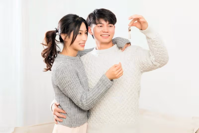 結婚5年，我和老公一直都很恩愛。前陣子我出差提前一天回來了，老公「卻要我別回家」先去娘家住一晚，我假裝同意「趕回家一開門」愣住了… # 和我想的完全不一樣