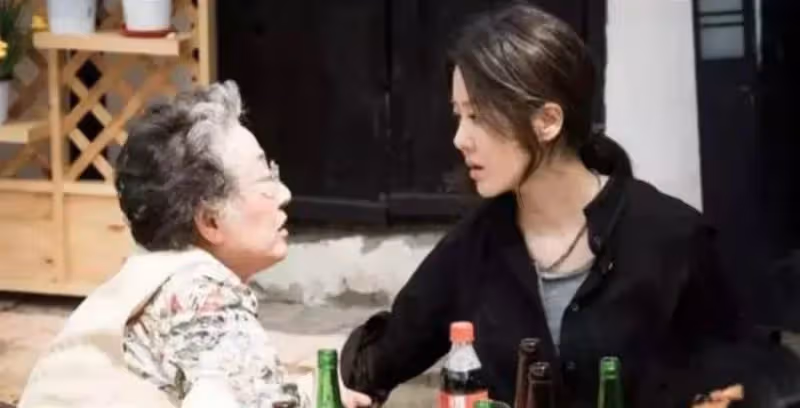 姑姑把我撫養長大！我年薪400萬「昨天突接她打電話借40萬」要給姑父做手術，我一聽馬上拒絕「老婆怪我不感恩！」 直到聽到真相「隔天默默遞給我一張卡」
