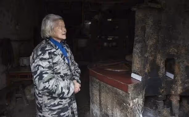 70歲媽媽不講衛生！來我家住「3個月沒洗澡」嫌臭趕走她，第二天「一打開抽屜」我急奔回老家