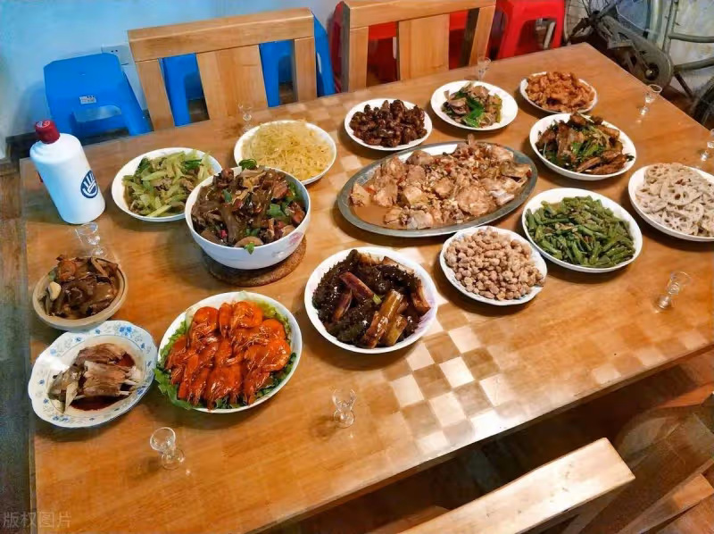 婆婆生日當天我不想做飯，卻假裝在公司加班到7點才偷偷回家，沒想到打開門「卻直接愣在原地」
