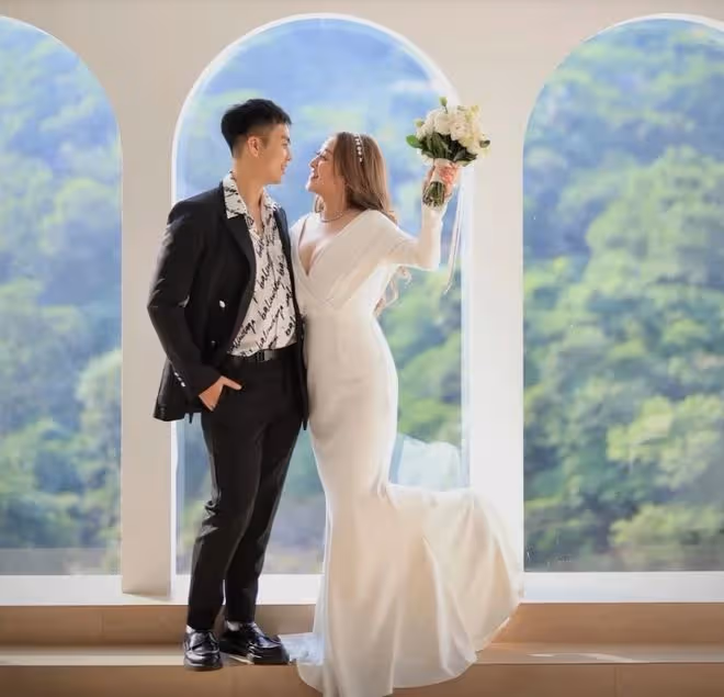 TVB男星結婚周年送鑽戒,反被富貴老婆質疑,兩人婚後常被網友吐槽