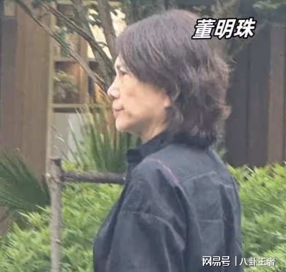 王自如未現身引爭議!偶遇69歲董明珠街頭,穿2.9w馬面裙6人陪同