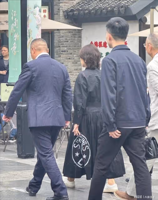 王自如未現身引爭議!偶遇69歲董明珠街頭,穿2.9w馬面裙6人陪同