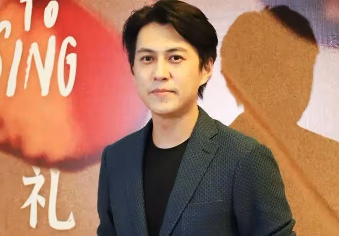 與大9歲江珊熱戀5年後,靳東轉頭娶二婚的她,現一家4口幸福美滿