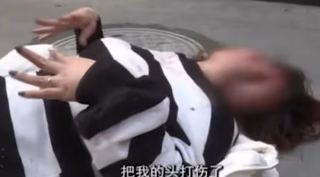 40歲大姐走路妖嬈,被人上去揪著頭髮一頓暴打,最後結局亮了