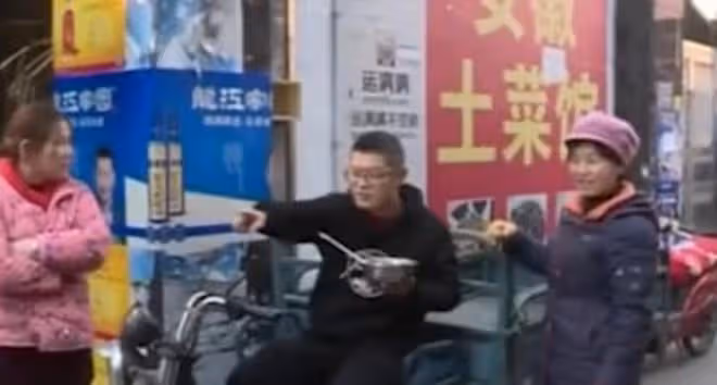 40歲大姐走路妖嬈,被人上去揪著頭髮一頓暴打,最後結局亮了