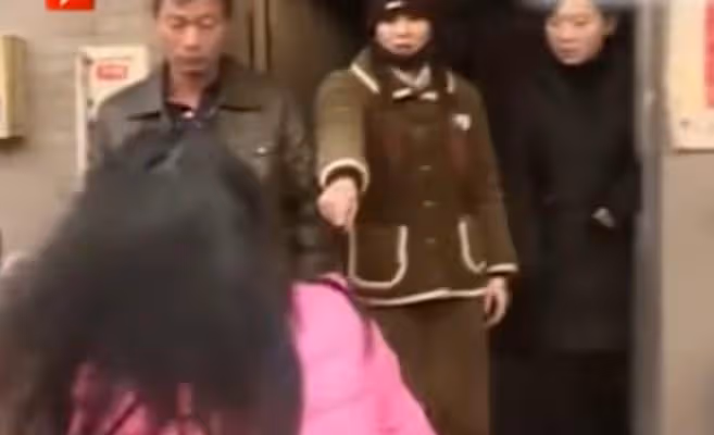 40歲大姐走路妖嬈,被人上去揪著頭髮一頓暴打,最後結局亮了