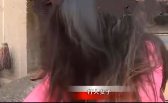 40歲大姐走路妖嬈,被人上去揪著頭髮一頓暴打,最後結局亮了