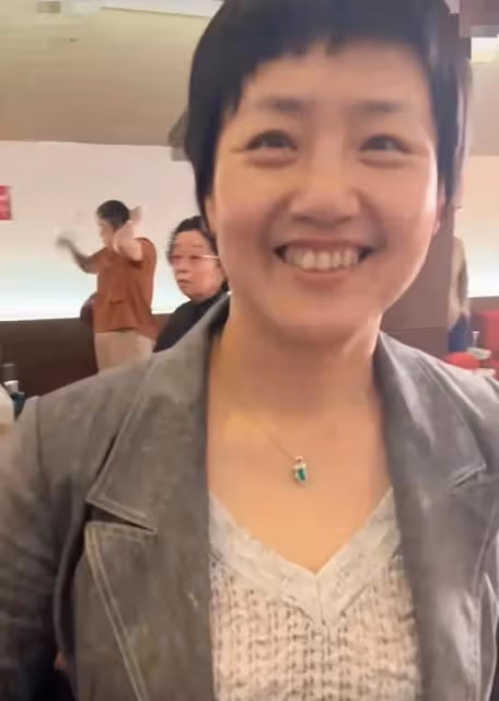 于謙和妻子給兒子辦18歲成人禮,兩人激動的眼含熱淚,謙嫂很美
