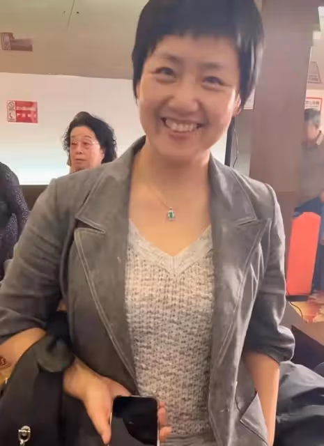 于謙和妻子給兒子辦18歲成人禮,兩人激動的眼含熱淚,謙嫂很美