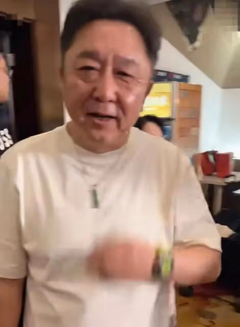 于謙和妻子給兒子辦18歲成人禮,兩人激動的眼含熱淚,謙嫂很美