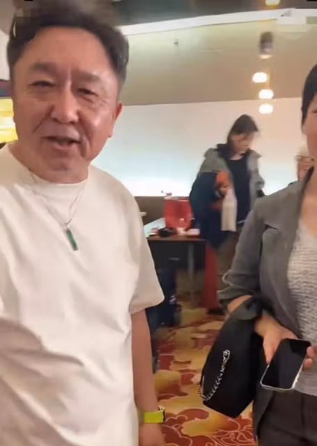 于謙和妻子給兒子辦18歲成人禮,兩人激動的眼含熱淚,謙嫂很美