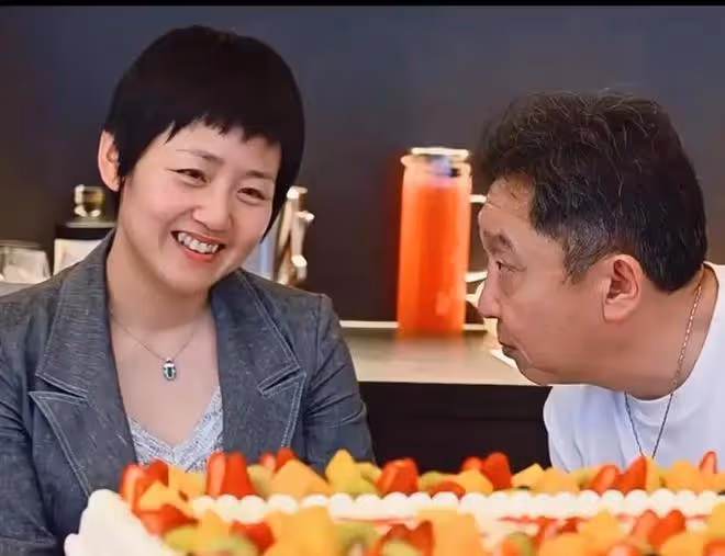 于謙和妻子給兒子辦18歲成人禮,兩人激動的眼含熱淚,謙嫂很美