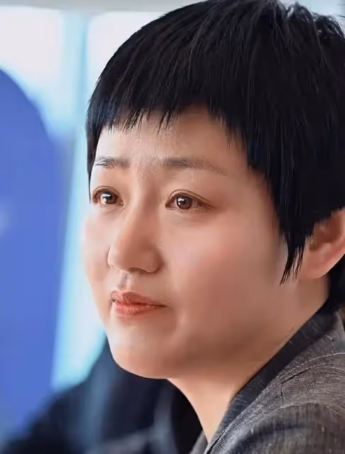 于謙和妻子給兒子辦18歲成人禮,兩人激動的眼含熱淚,謙嫂很美