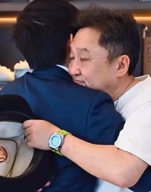 于謙和妻子給兒子辦18歲成人禮,兩人激動的眼含熱淚,謙嫂很美