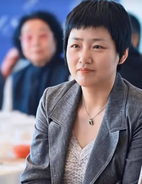 于謙和妻子給兒子辦18歲成人禮,兩人激動的眼含熱淚,謙嫂很美