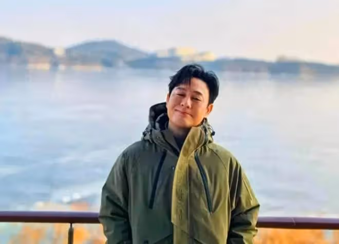 13歲喪母,支持父親再婚,47歲成名,現仍買不起房與妻兒住出租屋