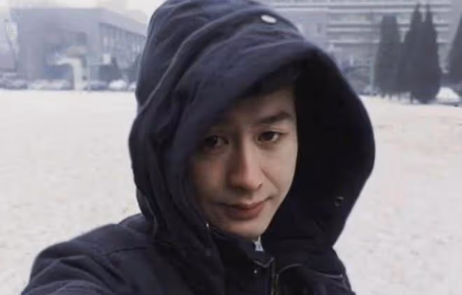 13歲喪母,支持父親再婚,47歲成名,現仍買不起房與妻兒住出租屋