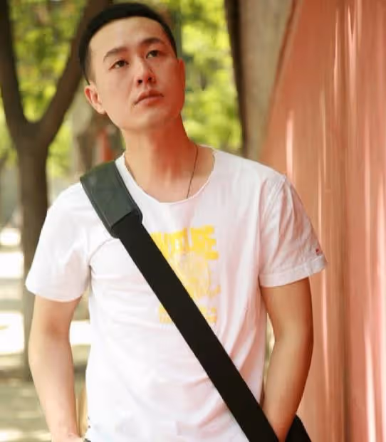 13歲喪母,支持父親再婚,47歲成名,現仍買不起房與妻兒住出租屋