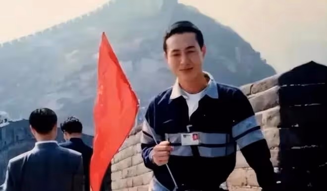 13歲喪母,支持父親再婚,47歲成名,現仍買不起房與妻兒住出租屋