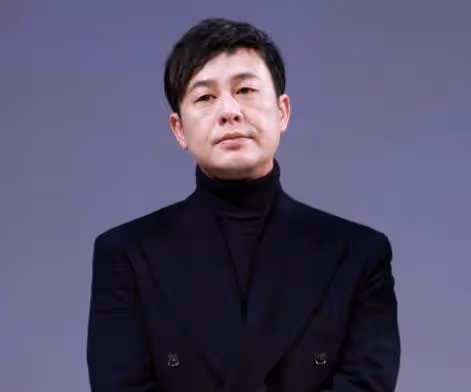 13歲喪母,支持父親再婚,47歲成名,現仍買不起房與妻兒住出租屋