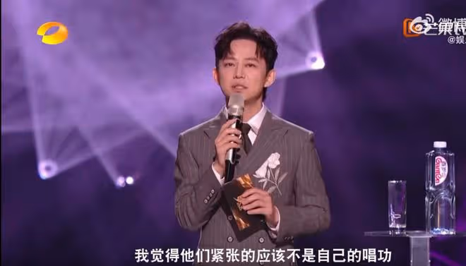 何炅回應《歌手》那英緊張，暖心又體面，將臨場能力發揮到極致