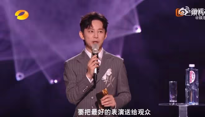 何炅回應《歌手》那英緊張，暖心又體面，將臨場能力發揮到極致