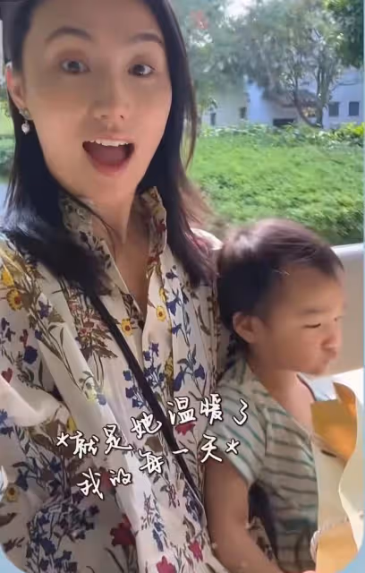 李亞鵬嬌妻慶祝母親節,帶媽媽女兒出遊,祖孫三代穿親子裝好有愛