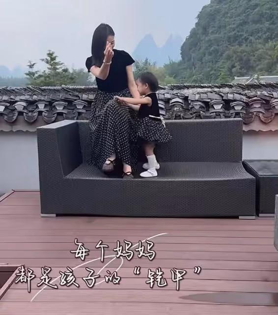 李亞鵬嬌妻慶祝母親節,帶媽媽女兒出遊,祖孫三代穿親子裝好有愛