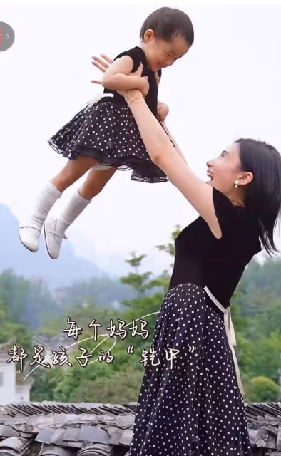 李亞鵬嬌妻慶祝母親節,帶媽媽女兒出遊,祖孫三代穿親子裝好有愛