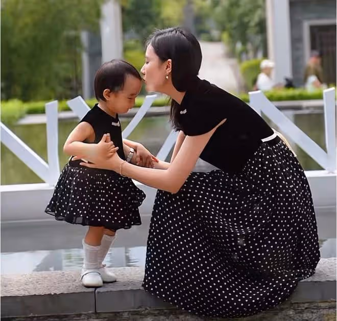 李亞鵬嬌妻慶祝母親節,帶媽媽女兒出遊,祖孫三代穿親子裝好有愛