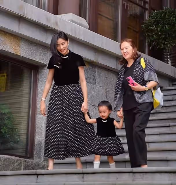 李亞鵬嬌妻慶祝母親節,帶媽媽女兒出遊,祖孫三代穿親子裝好有愛