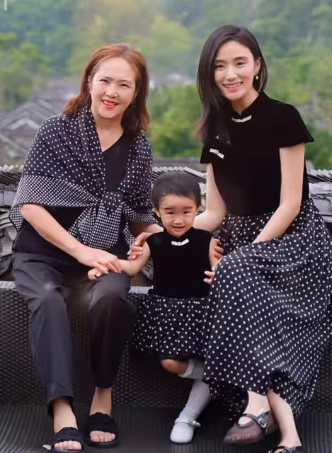 李亞鵬嬌妻慶祝母親節,帶媽媽女兒出遊,祖孫三代穿親子裝好有愛