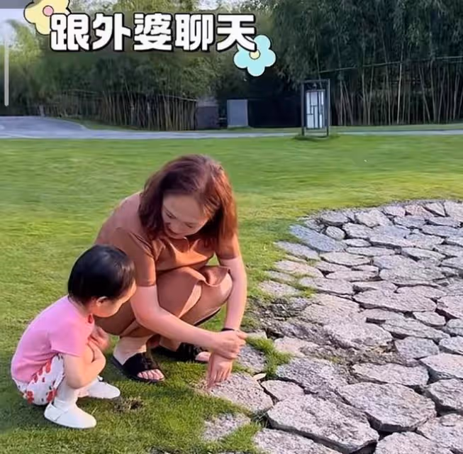 李亞鵬嬌妻慶祝母親節,帶媽媽女兒出遊,祖孫三代穿親子裝好有愛